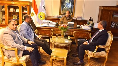 محافظ أسيوط يناقش التوسع في إنشاء المدارس الجديدة 