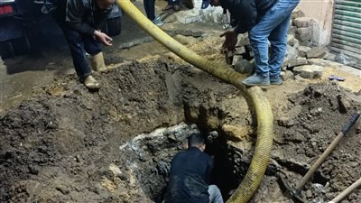 إصلاح ماسورة مياه بشارع كعابيش في الهرم (صور) 