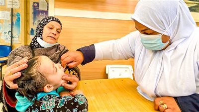 فرق متحركة في نجوع الصحراء للتطعيم ضد شلل الأطفال بمطروح (فيديو)