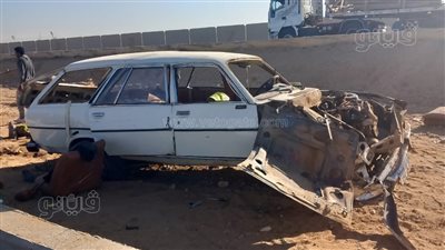 مصرع شخص وإصابة 5 آخرين في انقلاب سيارة بالطريق الأوسطي (صور)