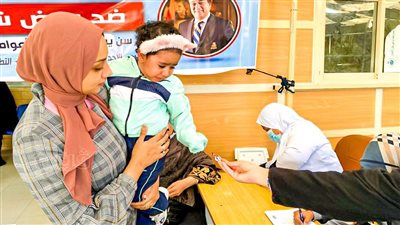 فرق التطعيم ضد شلل الأطفال توزع الحلوى على الصغار في مطروح (صور) 