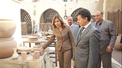 وزيرة الثقافة تتفقد مركز الحرف بالفسطاط وتوجه بإنشاء خط إنتاج استثماري للتسويق