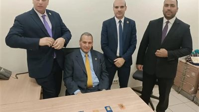 ضبط راكب حاول تهريب 5 سبائك ذهبية داخل ملابسه بمطار القاهرة (صور) 