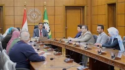محافظ الدقهلية يعقد اجتماعًا بمسئولي شركة نيل القاهرة للنقل النهري 