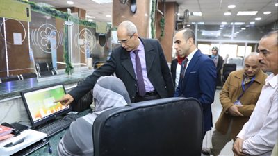 نائب محافظ سوهاج يتفقد سير العمل بالمركز التكنولوجي بحي غرب 