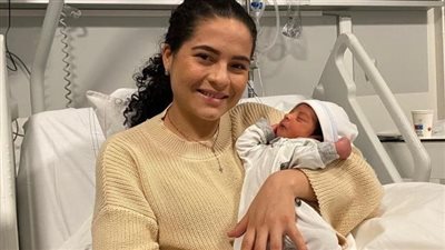 لم تكن تعلم بحملها، امرأة تلد طفلا بشكل مفاجئ على متن رحلة هولندية