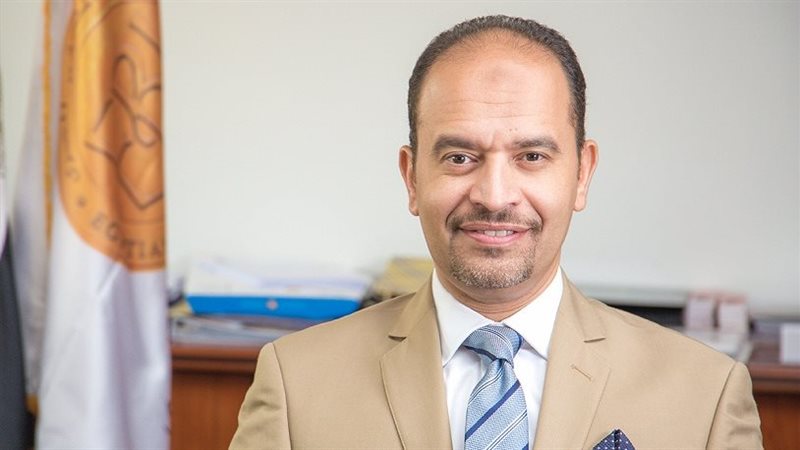 الدكتور عبدالعزيز