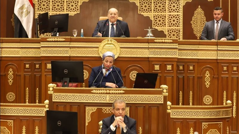 وزيرة البيئة تستعرض