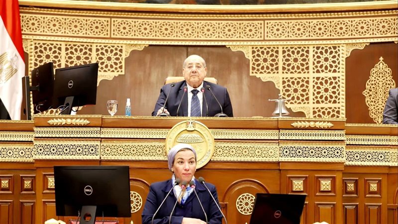 وزيرة البيئة تستعرض
