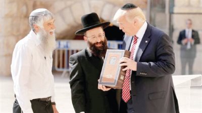 اتهمهم بـ انعدام الولاء وطالبهم بالخجل، تفاصيل انتهاء شهر العسل بين ترامب واليهود في أمريكا