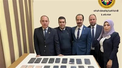 ضبط 18 هاتف محمول أسفل ملابس راكبة بمطار القاهرة 