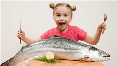 باحث يكشف العلاقة بين المأكولات البحرية وذكاء الأطفال