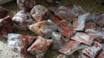 مصادرة 3 أطنان لحوم ودواجن فاسدة داخل مصنع بالقاهرة