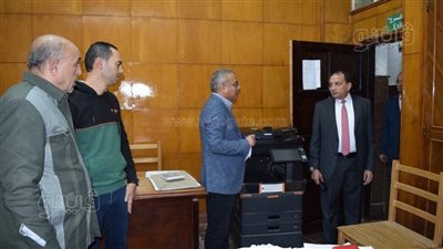 رئيس جامعة بني سويف يتابع توقيع العاملين حضور وانصراف ببصمة الوجه 