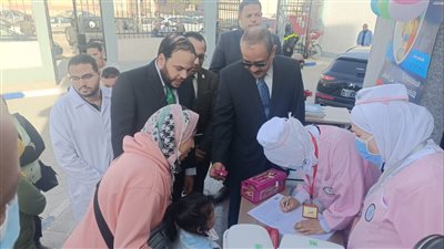 محافظ الإسماعيلية ووكيل وزارة الصحة يشهدان حملة التطعيم ضد شلل الأطفال (صور)