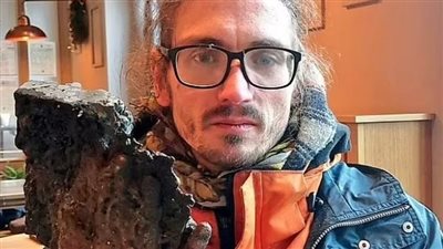 السلطات الألمانية تحفر طريقا عاما لتحرير يد ناشط بيئي