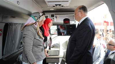 محافظ القاهرة: تجهيز 37 مركزًا و7 سيارات تكنولوجية متنقلة لإصدار تراخيص المحال 