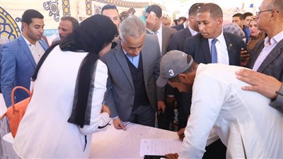 وزير القوى العاملة يفتتح ملتقى توظيف بطور سيناء