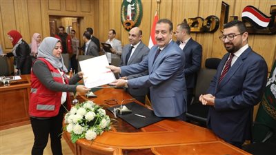 محافظ المنوفية يكرم فريق متطوعي جمعية الهلال الأحمر