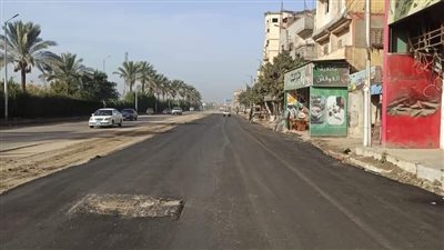 بدء أعمال الرصف بالأسفلت بطريق السنانية في دمياط