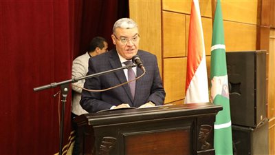 محافظ المنيا يسلم 31 كرسي متحركا لذوي الهمم 