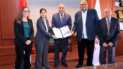 محافظ سوهاج يستقبل وفد الوكالة الأمريكية للتنمية ويشهد تسليم شهادات الأيزو لـ 6 معامل 