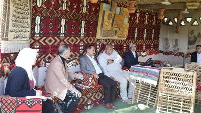 محافظ الوادي الجديد يبحث خطة تسليم محطات المياه والصرف الصحي