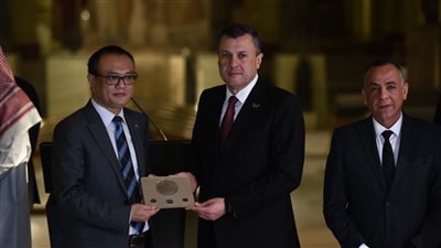 وزير السياحة يسلم سفراء الدول الأجنبية مقتنيات أثرية تخص دولهم