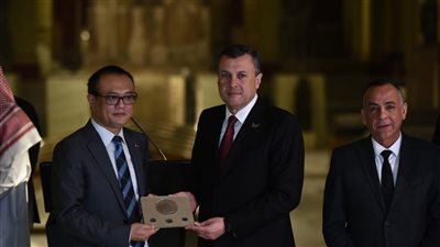 وزير السياحة والآثار يسلم 176 عملة أثرية لأربعة دول بعد خروجها بطرق غير شرعية