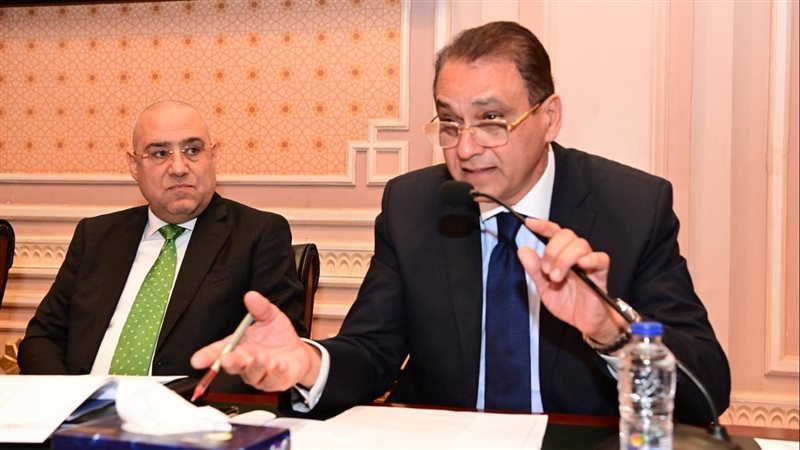 ممثلو الحكومة بمناقشات