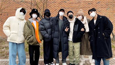 أعضاء فرقة BTS يودعون جين قبل التحاقه بالجيش الكوري (صور) 