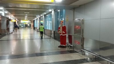 مطار القاهرة يستعد للاحتفال بأعياد الميلاد بأشجار الكريسماس وبابا نويل