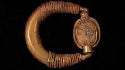 الكشف عن مجموعة من الحلى الذهبي بتل العمارنة بالمنيا (صور)