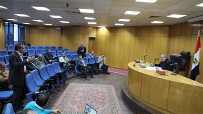 محافظ المنيا يناقش تقرير لجنة المشروع القومي لتبطين الترع