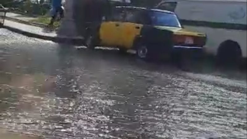 كسر ماسورة مياه وسط