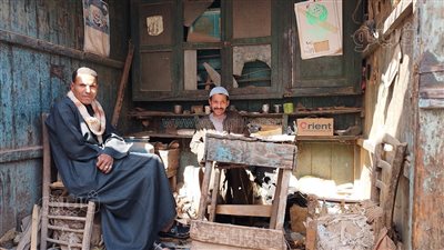 على خطى الأجداد، حكاية أقدم منقل في سوق القيسارية بإسنا.. بيشتغل بالإبرة والخيط داخل دكان من الصفيح.. ويرفض العمل بالماكينات الحديثة (فيديو وصور)