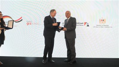 سفير الاتحاد الأوروبي يكرم محافظ الجيزة بالحفل الختامي لإنهاء مشروعات البنية التحتية (صور)