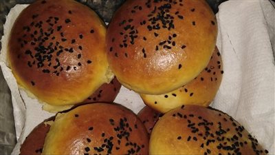 طريقة عمل المخبوزات بالجبنة وحبة البركة (فيديو) 