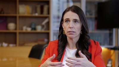 لفظ خارج من رئيسة وزراء نيوزيلندا بالبرلمان لاعتقادها أن الميكروفون مغلقا (فيديو)