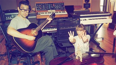 تايلور سويفت تقضي عيد ميلادها الثالث والثلاثين في الأستوديو (صور)