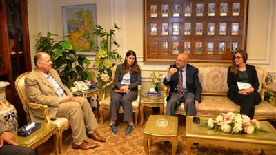 الوكالة الأمريكية للتنمية الدولية تناقش الموقف التنفيذي لمشروعات درنكة بأسيوط