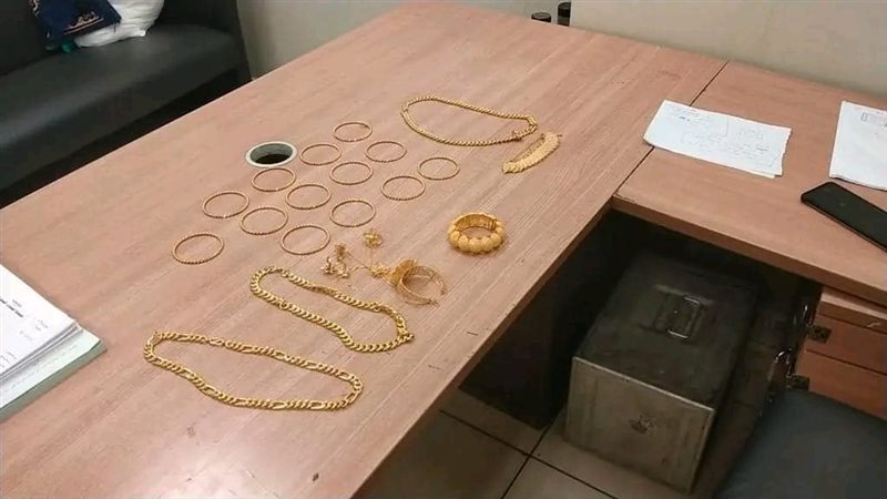  مشغولات ذهبية بمطار