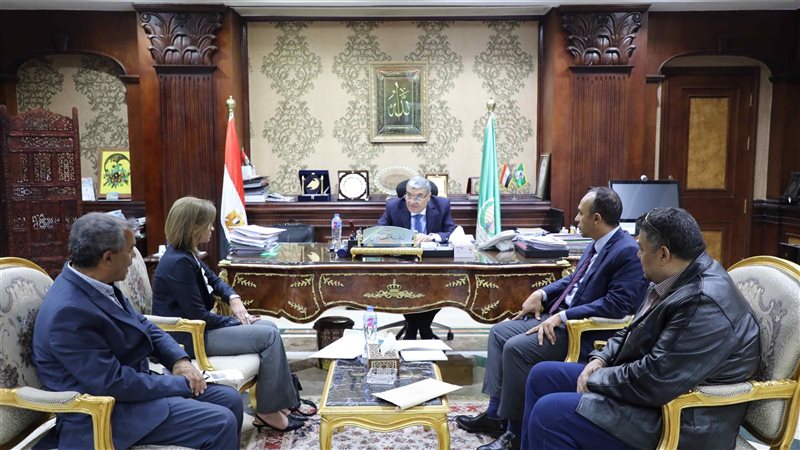محافظ المنيا يبحث