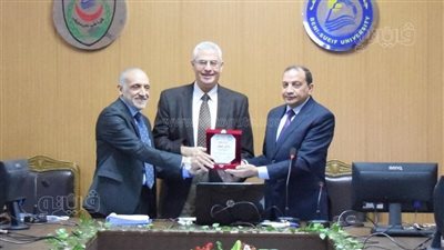 رئيس جامعة بنى سويف يرأس مجلس كلية الطب ويكرم العميد السابق
