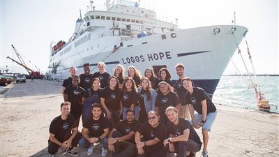 أكبر مكتبة عائمة في العالم تصل إلى مرفأ بيروت