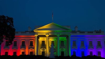البيت الأبيض يتلون بقوس قزح بعد توقيع بايدن قانون زواج المثليين (صورة)