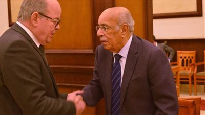 مفيد شهاب يقدم واجب العزاء في الدكتور صلاح فضل (صور)