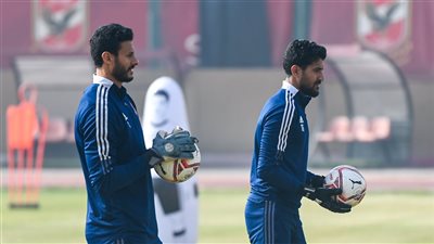 فقرات فنية وتدريبات إضافية لحراس المرمى بمران الأهلي