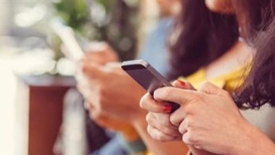 دراسة تحذر من تأثير الهواتف على العلاقات العاطفية