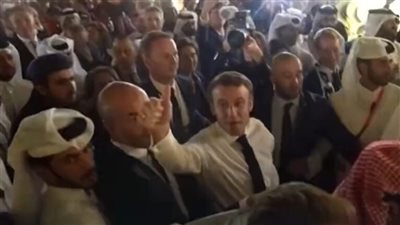 الرئيس الفرنسي إيمانويل ماكرون يتجول داخل سوق واقف في قطر (فيديو) 